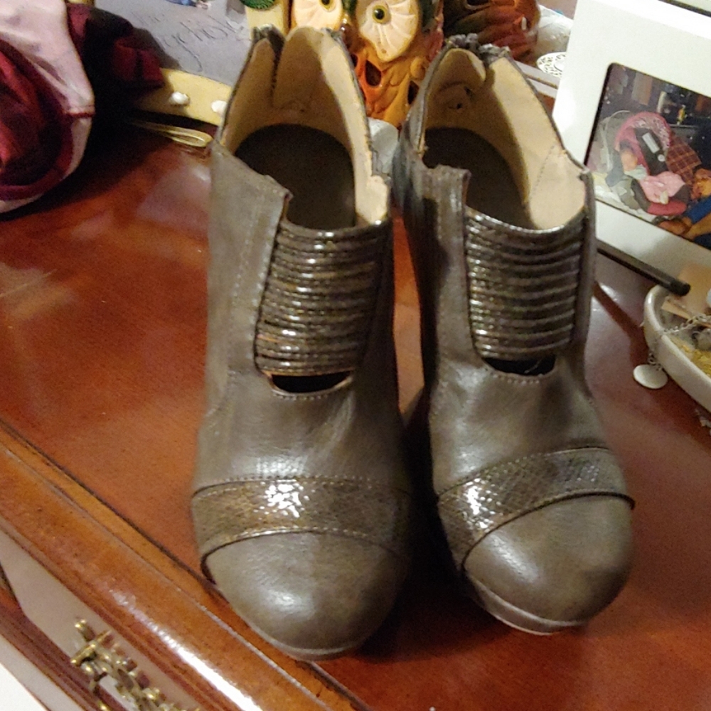 Size 8 brown elegant wedge shoes